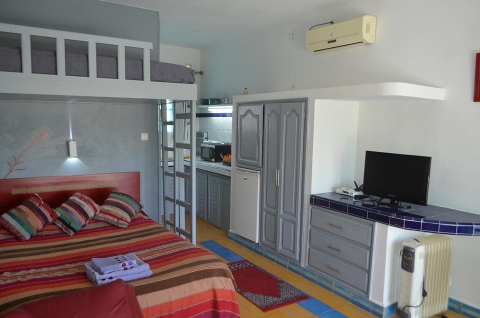 Kitchen or kitchenette, Bedroom, oven, air conditioner
