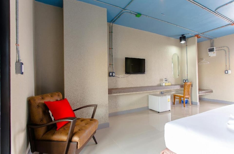 Bed, Seating area, Bedroom