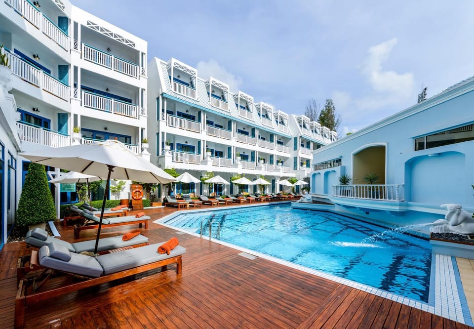 Property building, Day, Pool view, Swimming pool, sunbed