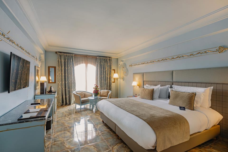 Bed, TV and multimedia, Seating area, Bedroom