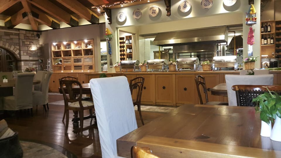 Restaurant/places to eat, Area and facilities, Breakfast, Lunch, Dinner, Alcoholic drinks, Non alcoholic drinks
