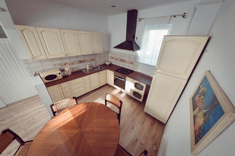 Coffee/tea facilities, Kitchen or kitchenette, Dining area