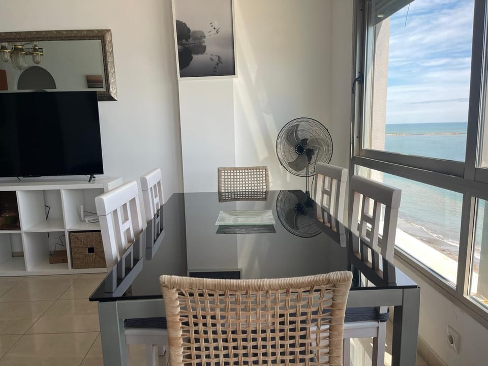 Communal lounge/ TV room, Dining area, air conditioner