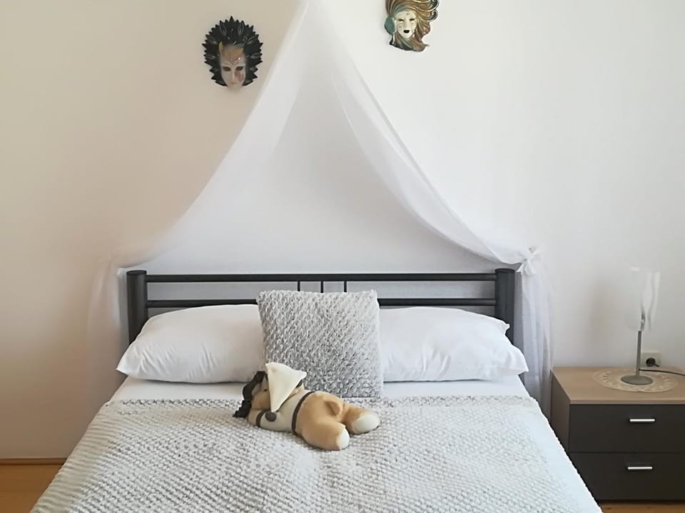 Bed, Photo of the whole room