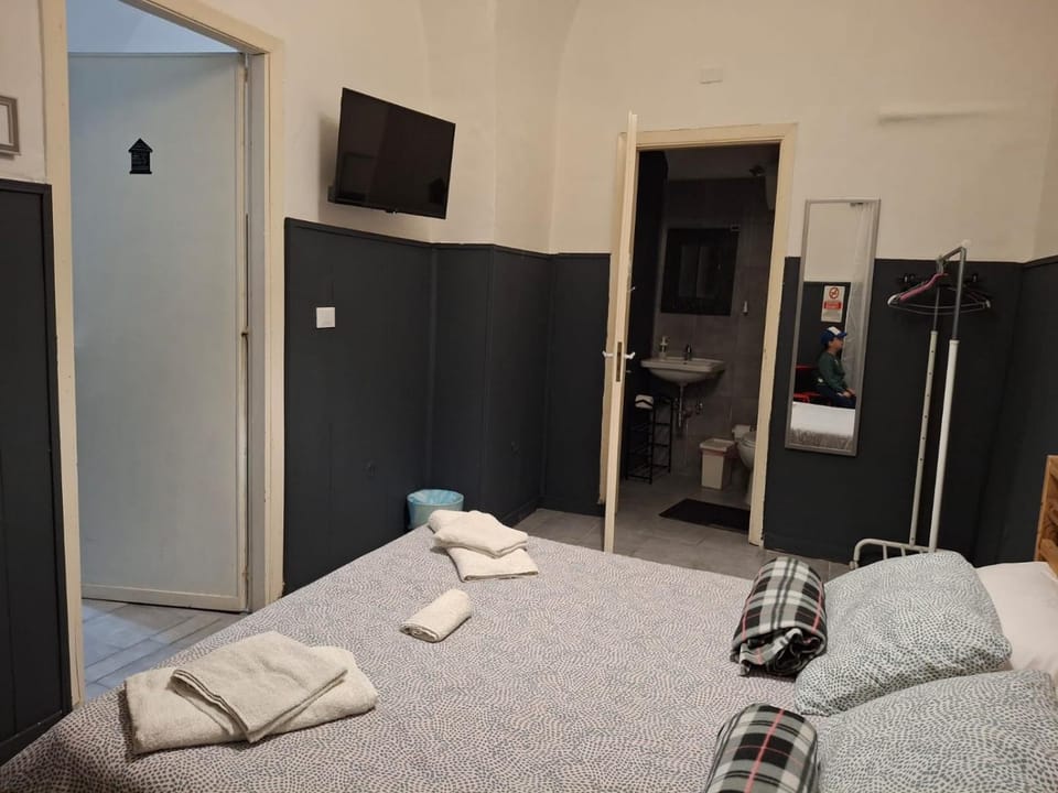 Bed, Bathroom, TV and multimedia, Photo of the whole room, Bedroom, towels