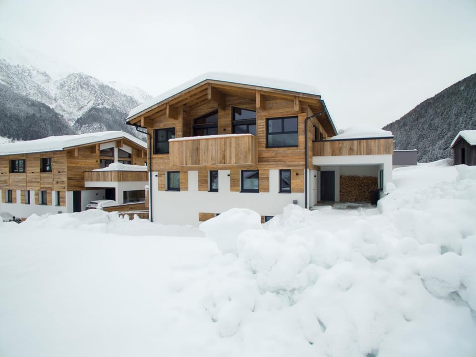 Property building, Facade/entrance, Winter