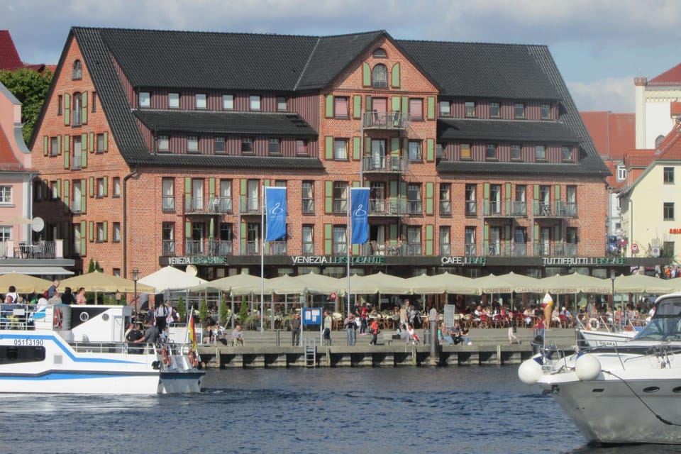 Property building, Restaurant/places to eat, Dinner