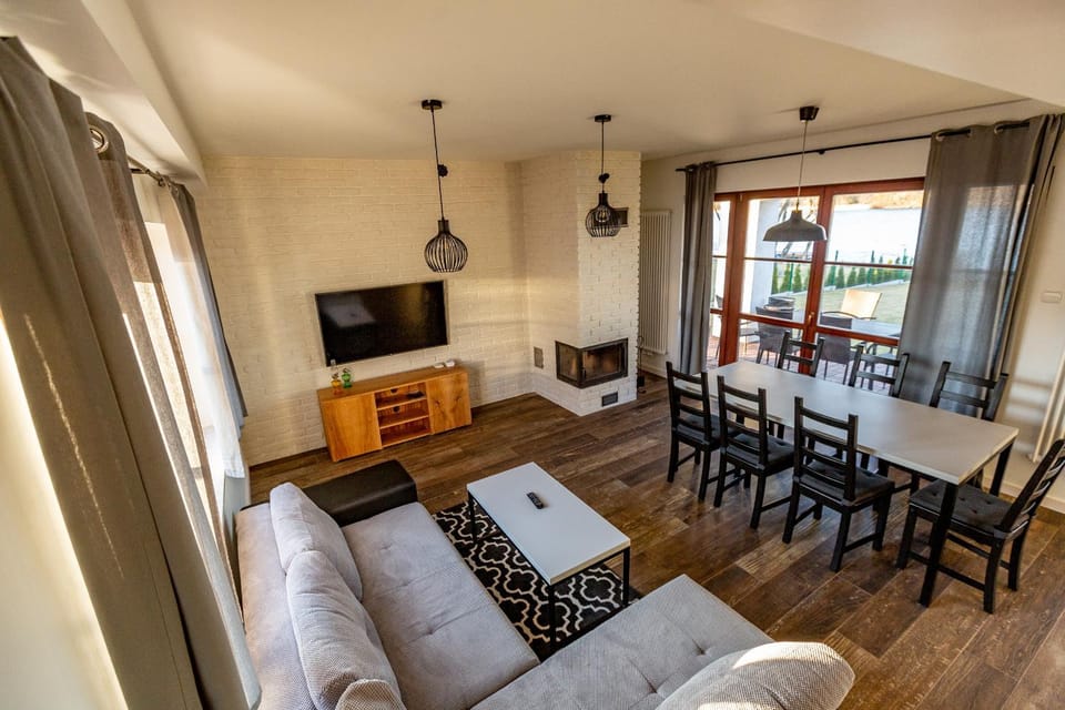 TV and multimedia, Living room, Seating area, Dining area
