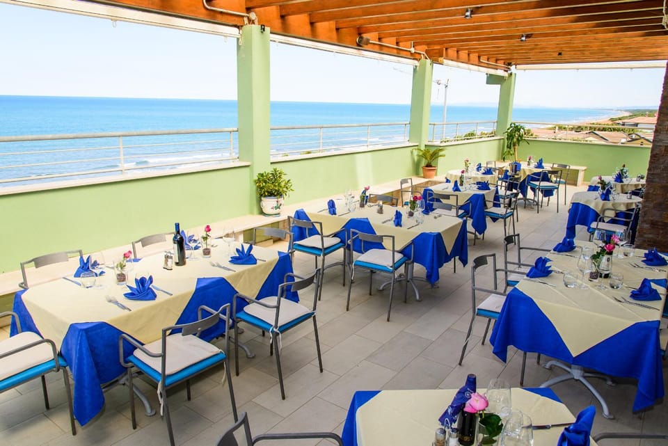 Restaurant/places to eat, View (from property/room), Balcony/Terrace, Sea view