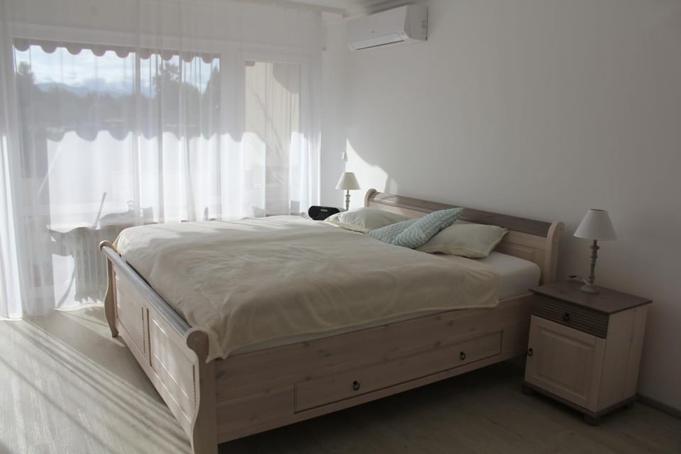 Bed, Photo of the whole room, Sunrise