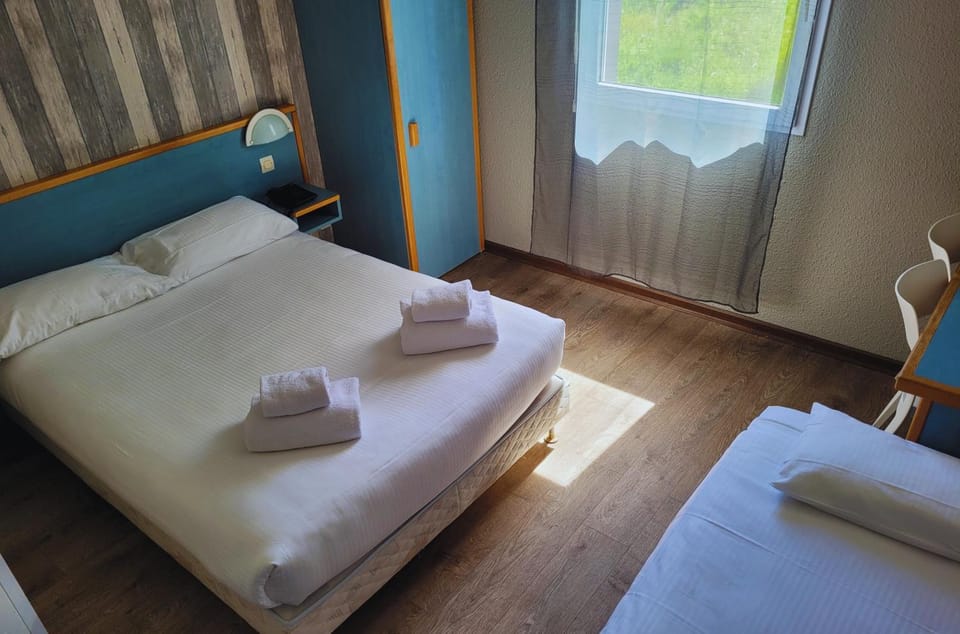 Property building, Bed, Bedroom