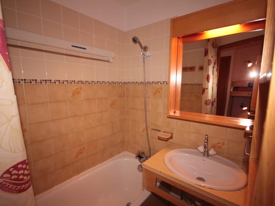 Bel appartement studio cabine ensoleillé avec balcon - 4 pers - FR-1-293-170 Cabin in Haute-Savoie