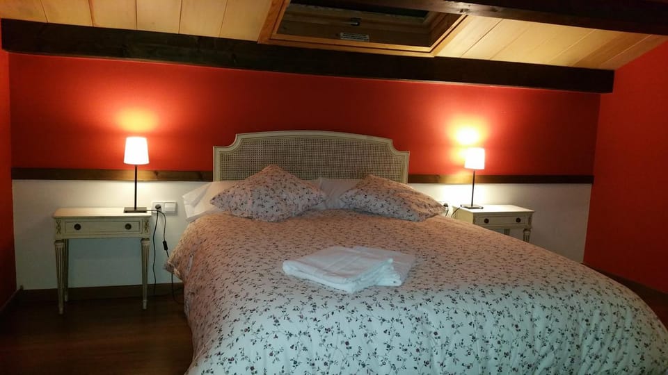Bed, Photo of the whole room, Decorative detail, Bedroom
