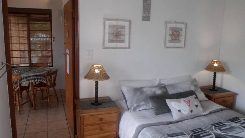 Kitchen or kitchenette, Seating area, Dining area, Bedroom