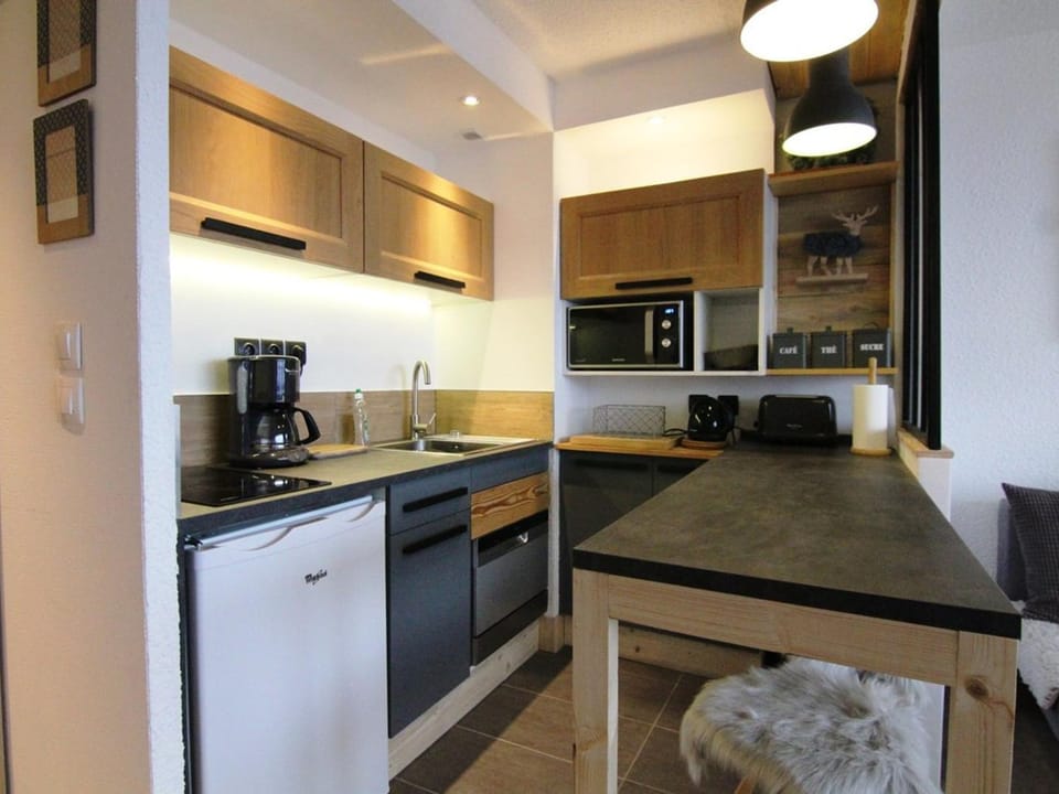Charmant studio 4 pers avec balcon, parking et accès pistes - Alpe d'Huez - FR-1-405-134 Apartment in Huez