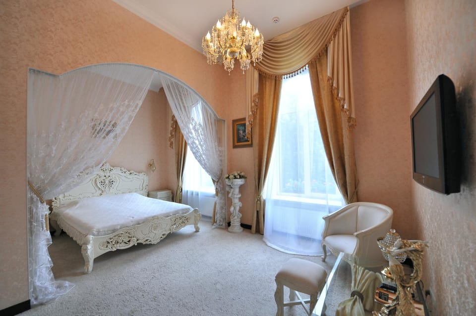 Bed, Decorative detail, Seating area