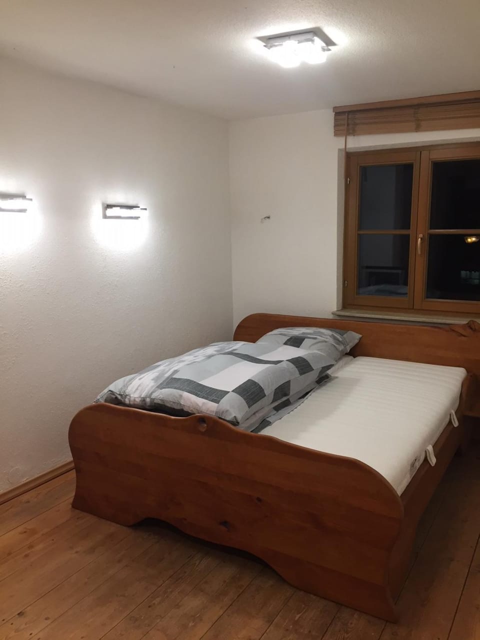 Photo of the whole room, Decorative detail