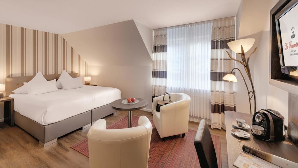 TV and multimedia, Coffee/tea facilities, Photo of the whole room, Seating area, Bedroom