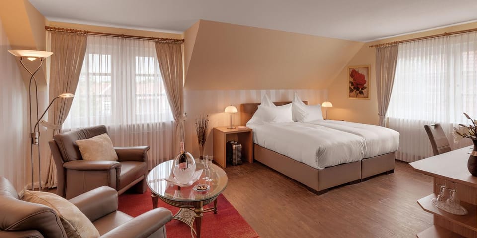 Photo of the whole room, Seating area, Bedroom