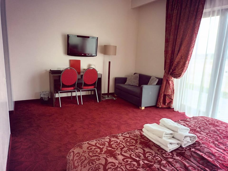 Photo of the whole room, Seating area