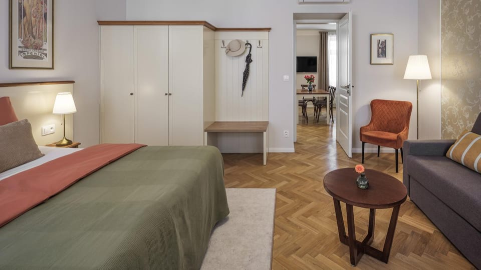 Bed, Photo of the whole room, Seating area, Bedroom, furniture, air conditioner