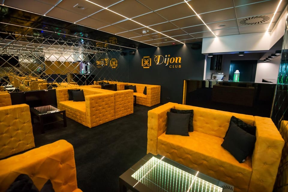 Restaurant/places to eat, Nightclub / DJ, Lounge or bar