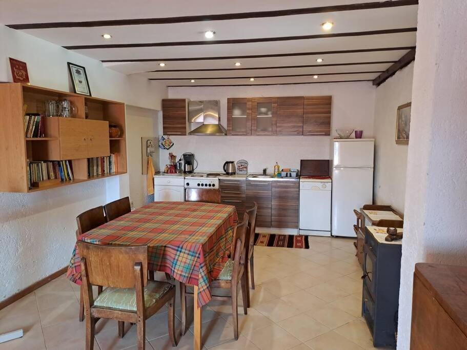 Kitchen or kitchenette, Food and drinks