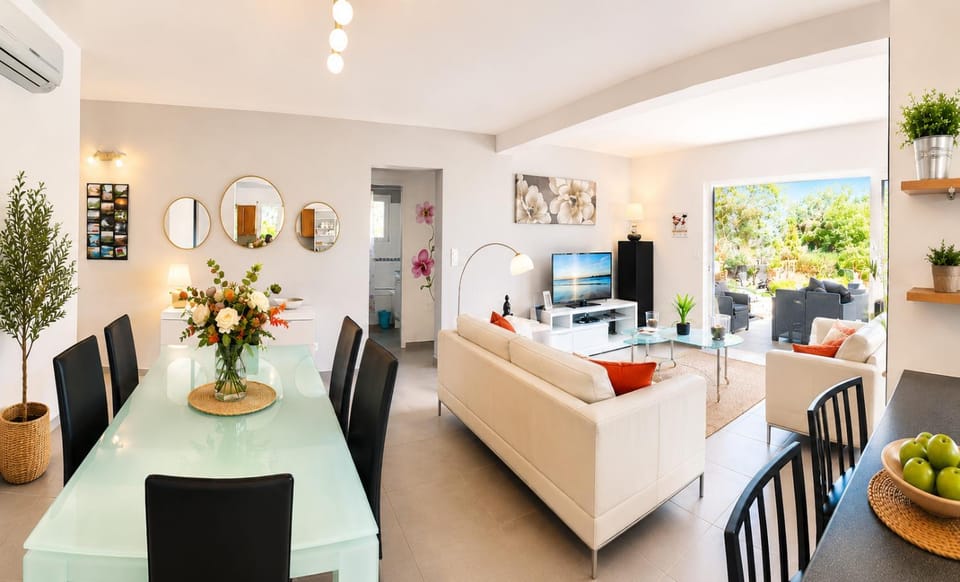 Villa CASAMIRAFIO à PALOMBAGGIA piscine chauffée et 8 à 9 personnes Villa in Porto-Vecchio