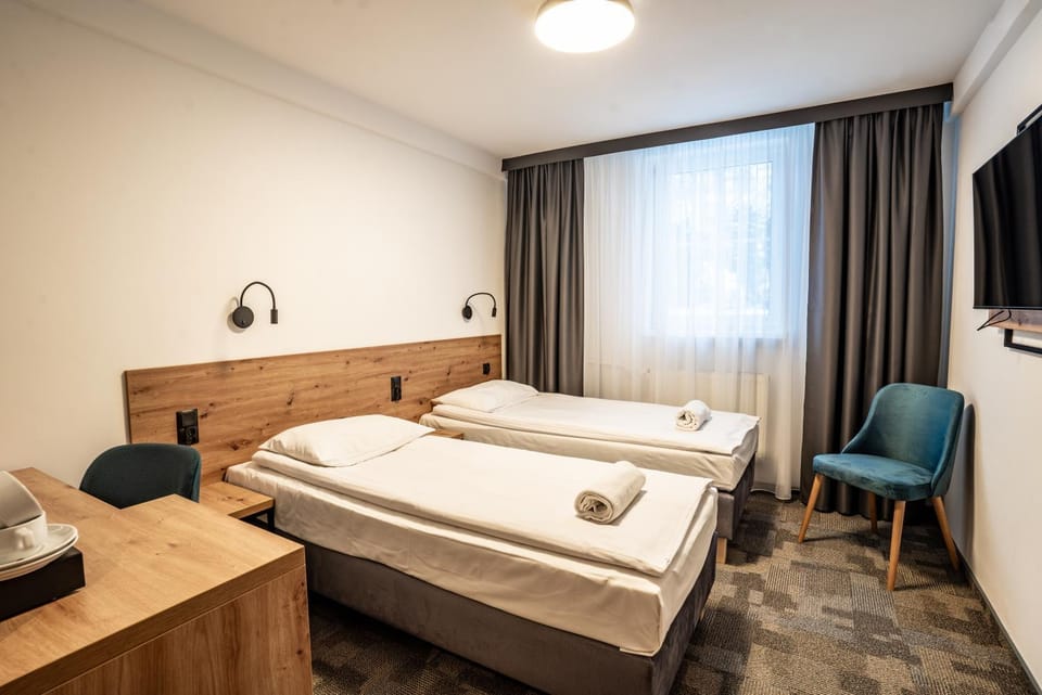 Bed, TV and multimedia, Photo of the whole room, Bedroom, towels