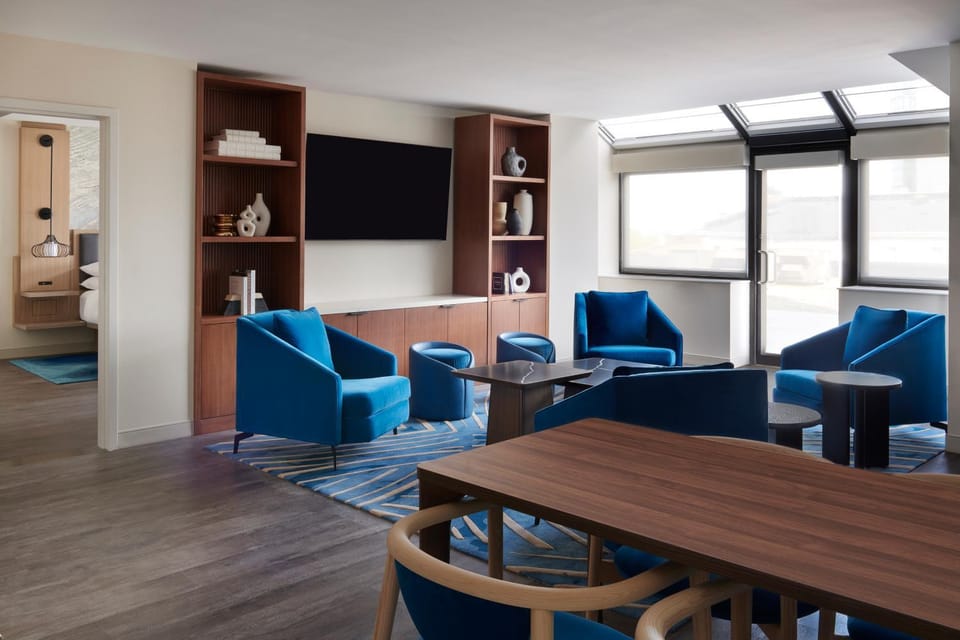 TV and multimedia, Living room, Seating area, Dining area