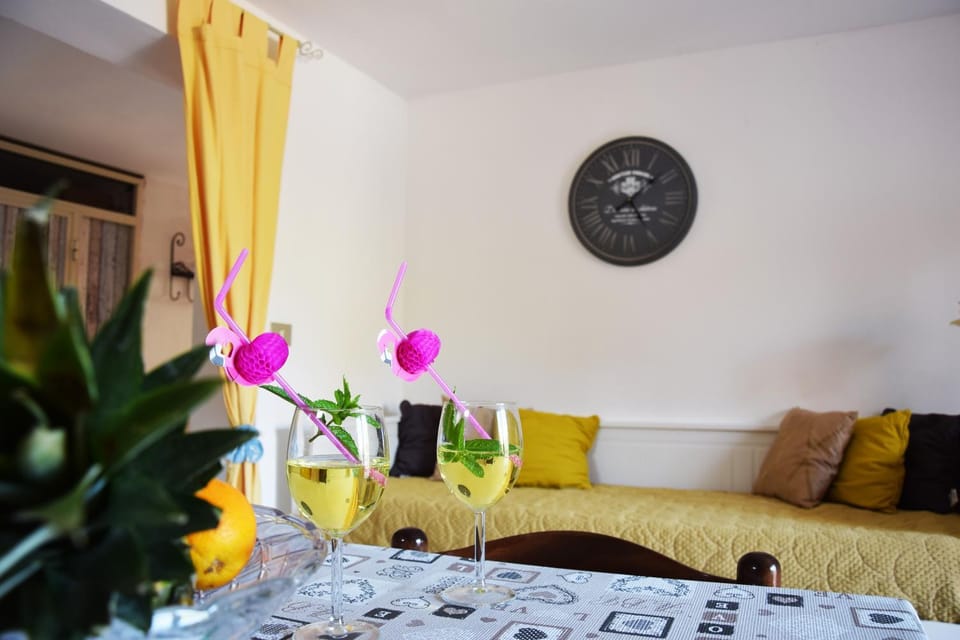 Off site, Living room, Seating area, Alcoholic drinks, Non alcoholic drinks