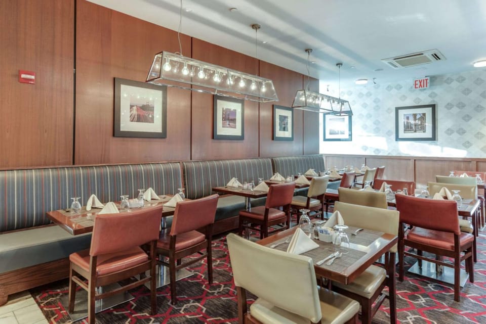 Restaurant/places to eat, Restaurant/places to eat, Dining area, On site
