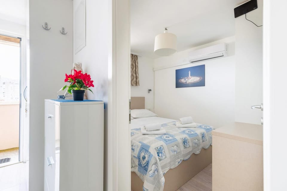 Bed, Photo of the whole room, Bedroom, towels, wardrobe, air conditioner