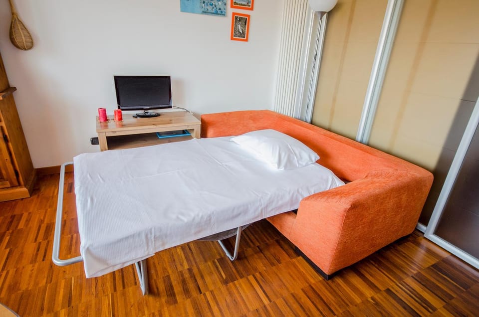 Bed, TV and multimedia, Living room