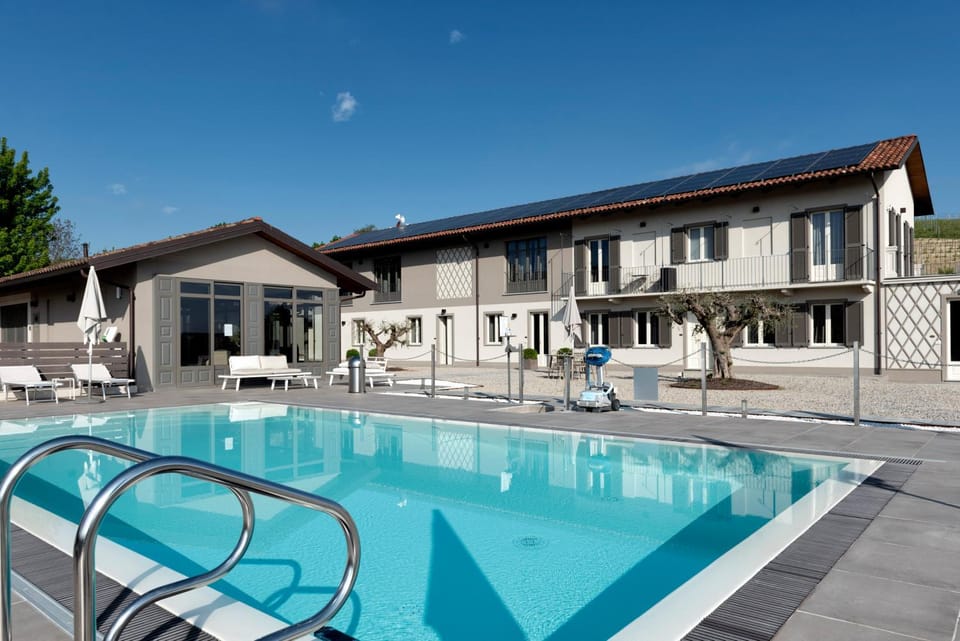 Property building, Swimming pool, sunbed