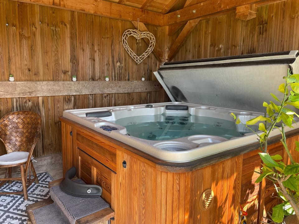Hot Tub, Hot Tub, Spa and wellness centre/facilities