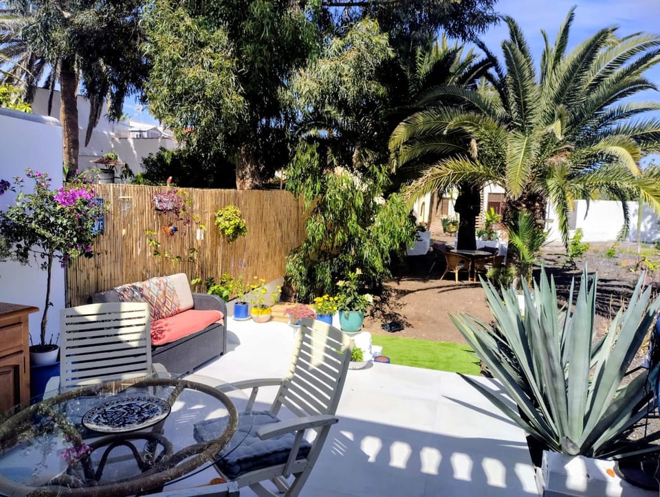Patio, Spring, Day, Garden, Living room, Seating area, Dining area, Garden view