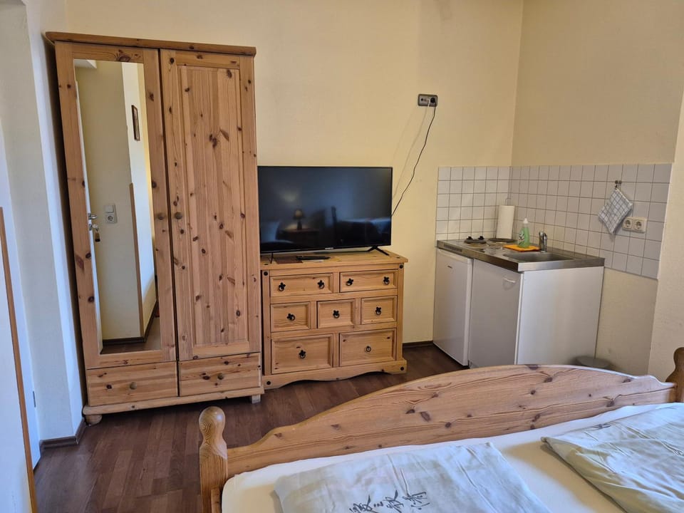 TV and multimedia, Kitchen or kitchenette, wardrobe