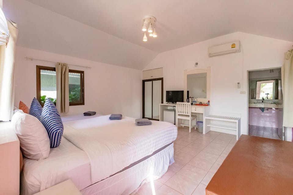 Bed, TV and multimedia, Photo of the whole room, Bedroom, air conditioner