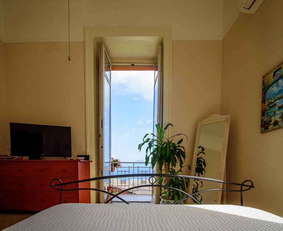 TV and multimedia, Photo of the whole room, Bedroom, Mountain view