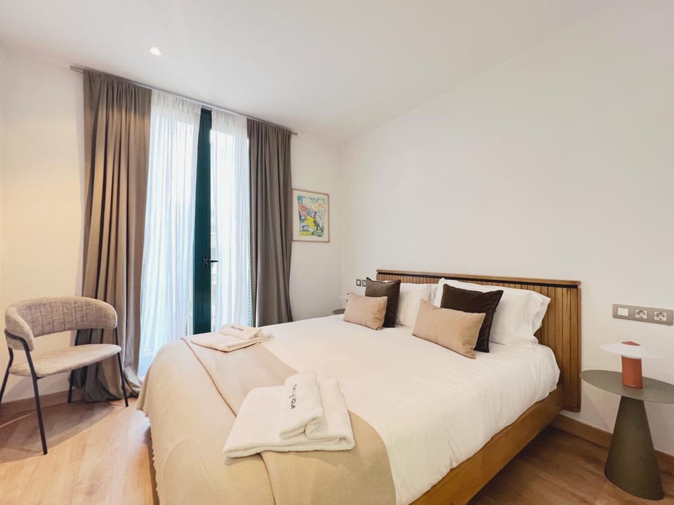 Bed, Photo of the whole room, Bedroom
