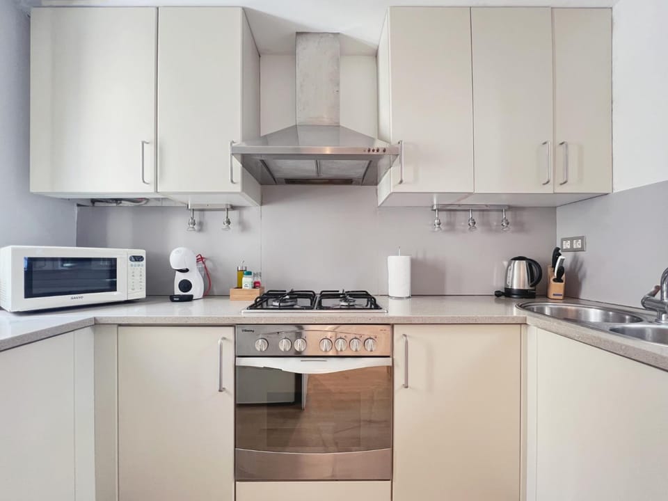 Kitchen or kitchenette, minibar, stove