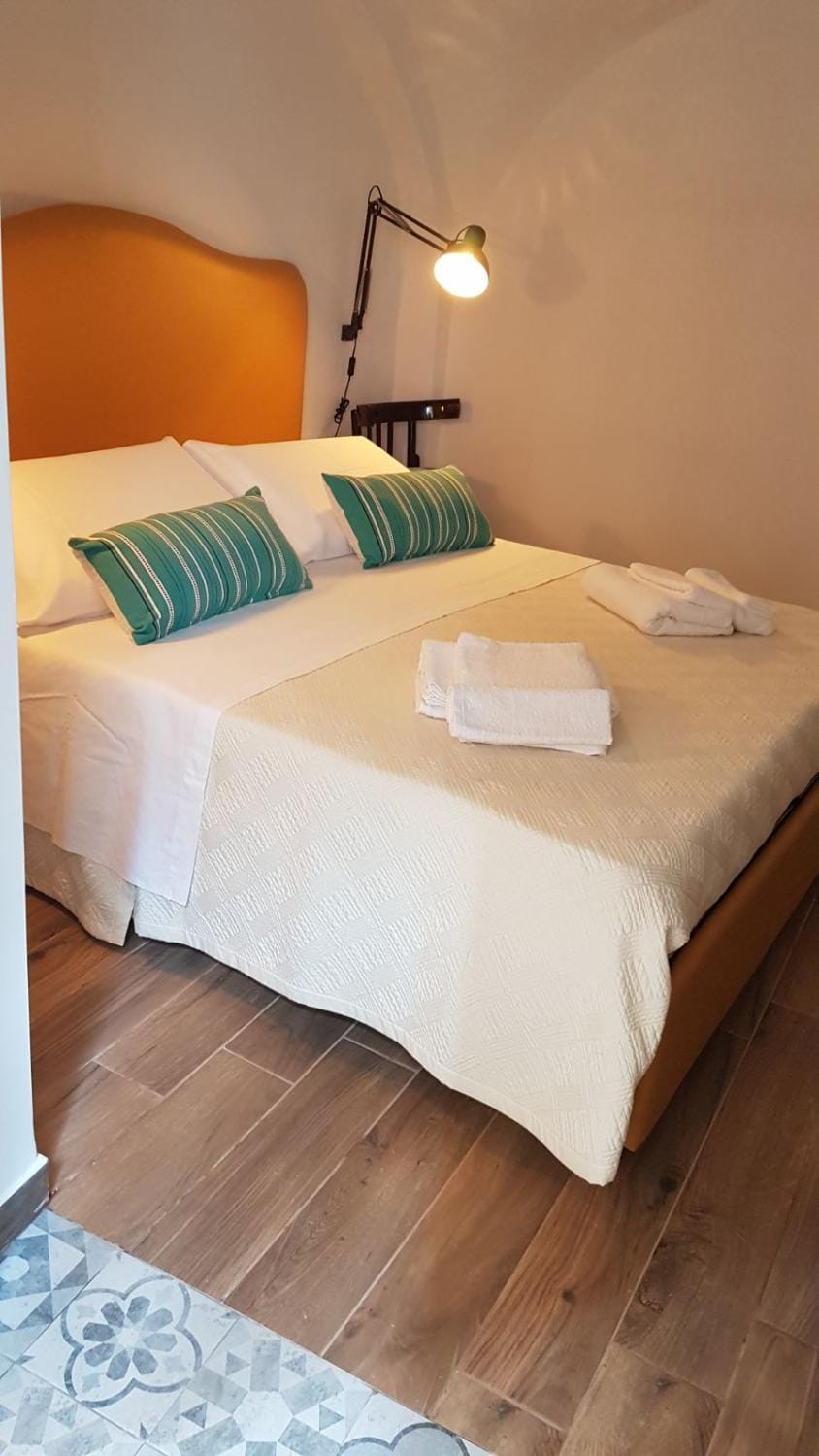 Bedroom, towels