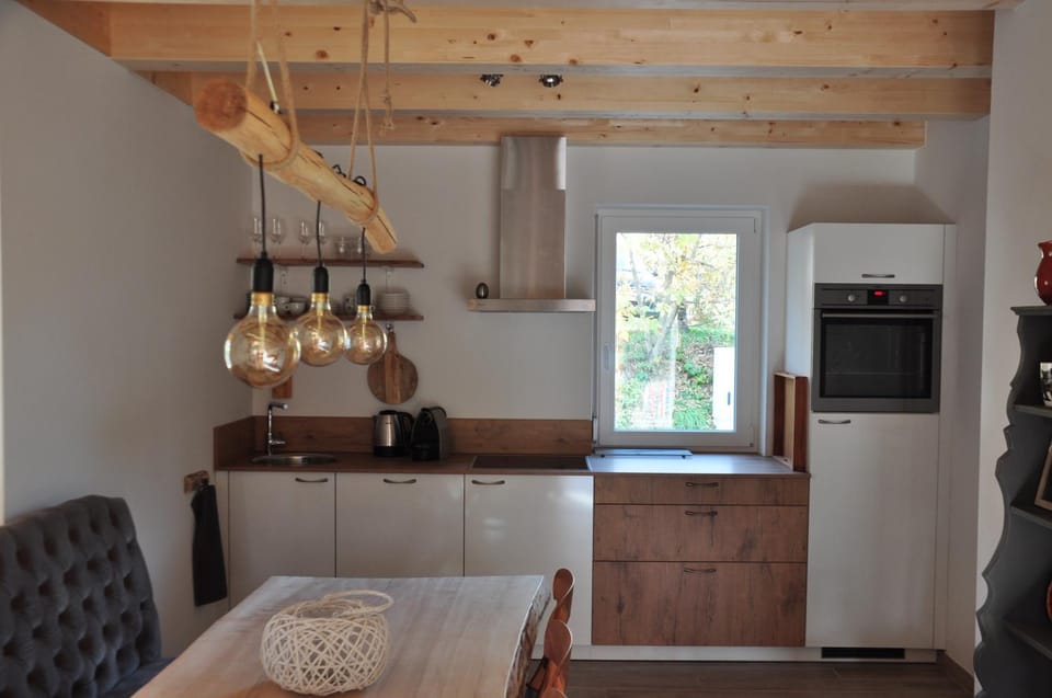 Kitchen or kitchenette, Dining area
