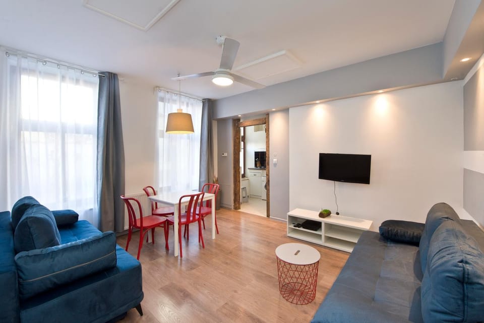 TV and multimedia, Living room, Seating area, Dining area, Evening entertainment, fireplace