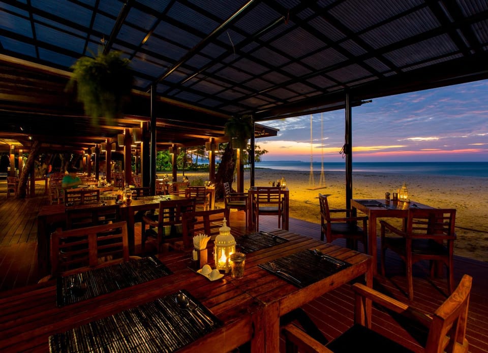 Restaurant/places to eat, Restaurant/places to eat, Beach