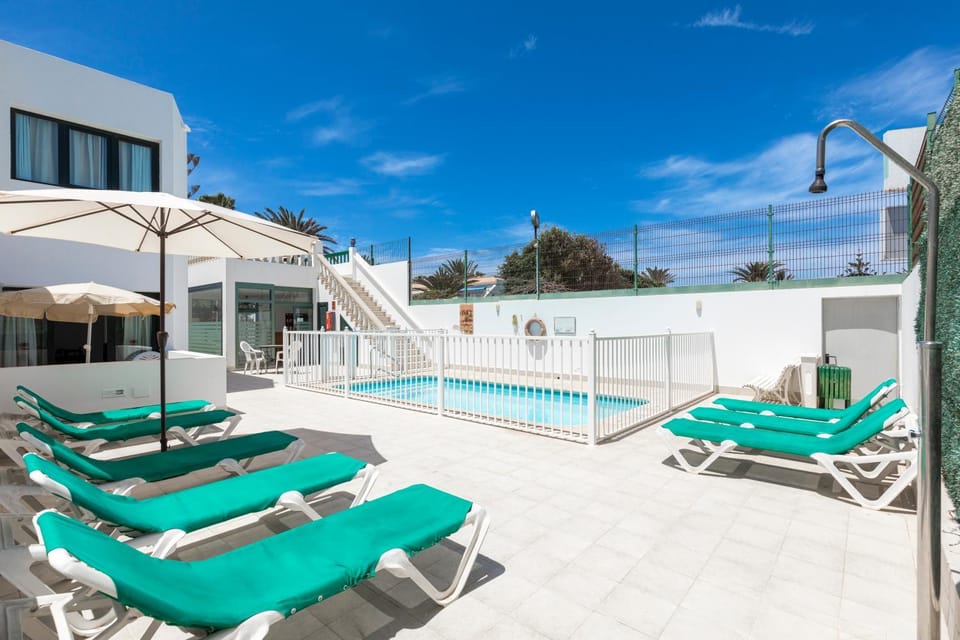Swimming pool, sunbed