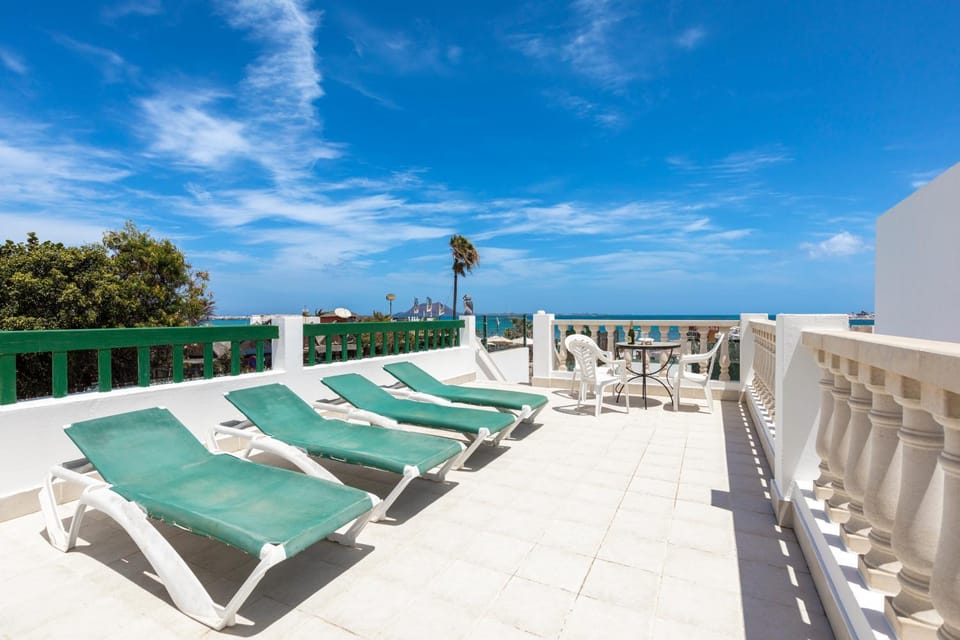 Balcony/Terrace, sunbed