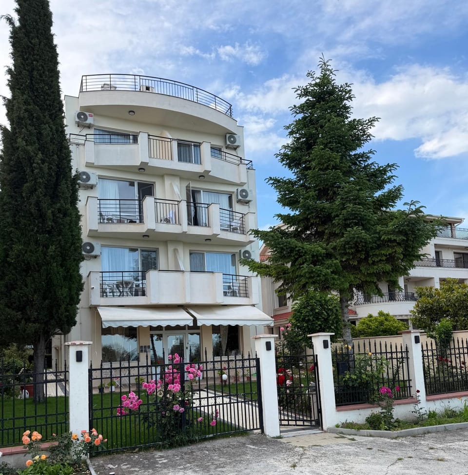 HOTEL BRIZ - Free Public Parking Hotel in Burgas