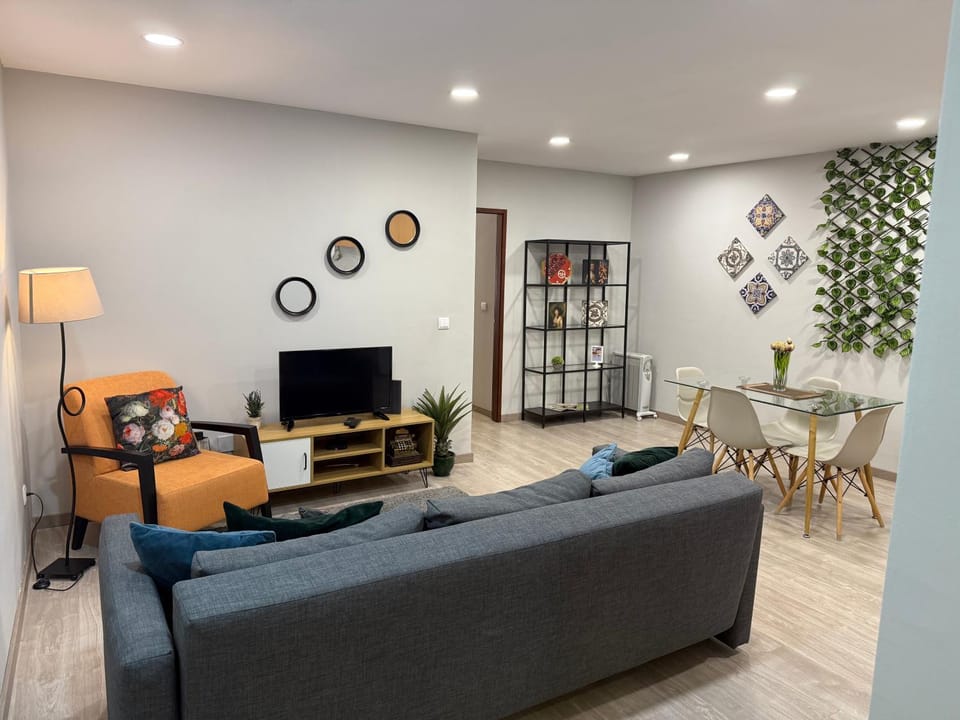 Communal lounge/ TV room, TV and multimedia, Living room, Seating area, Evening entertainment